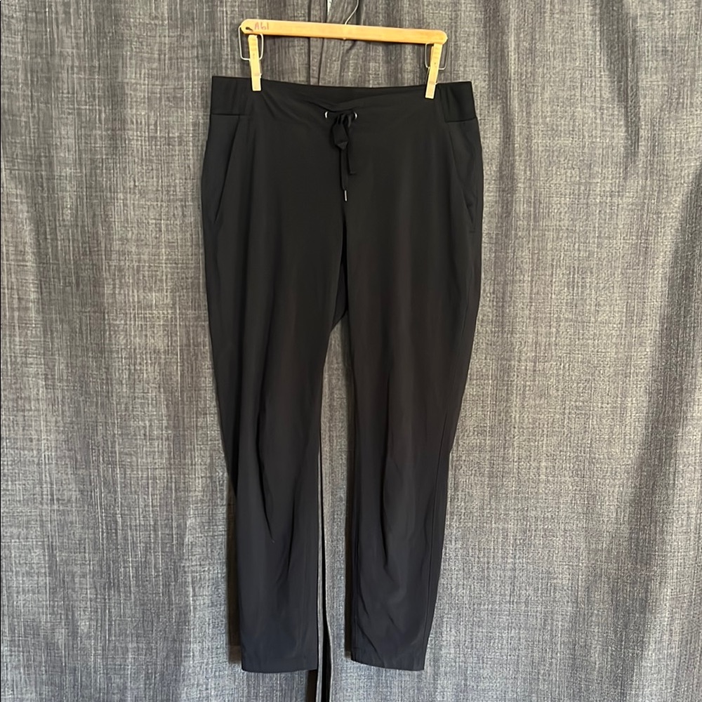 Athleta black jogger pants drawstring waist with skinny ankles size 6